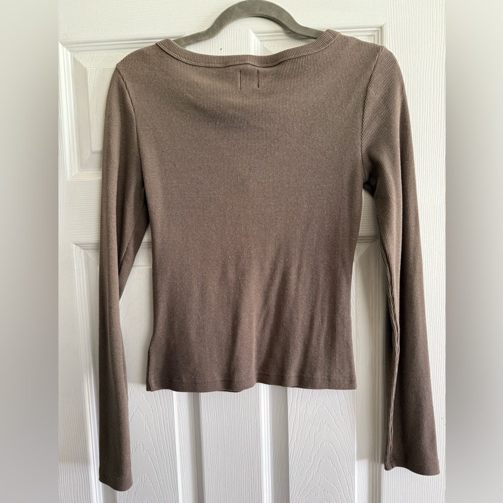 GAP Ribbed V-Neck Button-Front Long Sleeve Top - Picture 4 of 4